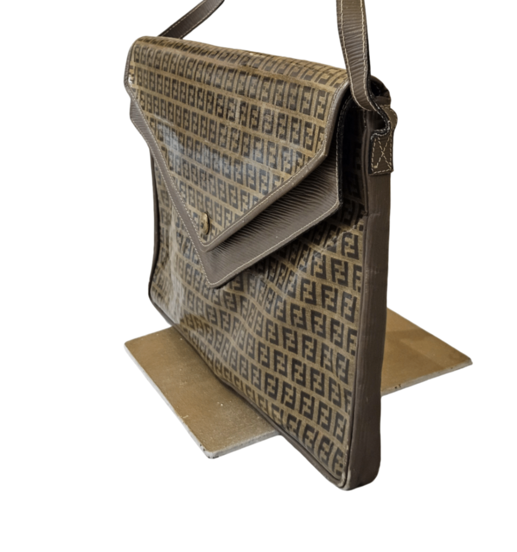 Fendi Zucchino Canvas Envelope Crossbody Bag (Brown) Mediano Beige y marrón